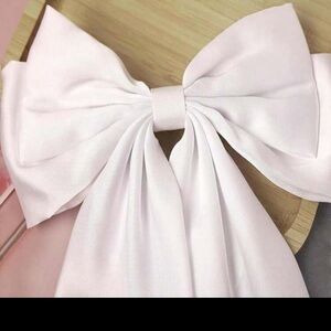 Elegant White Bow Hair Accessory